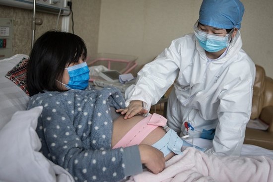 Nói dối để được ở bên cạnh vợ lúc sinh con, người đàn ông khiến các bác sĩ và chính vợ mình có nguy cơ cao nhiễm Covid-19