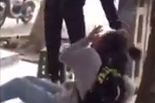 Mâu thuẫn với nhau, nhóm nam sinh đâm xe máy vào bạn rồi lao vào đánh hội đồng, trên người vẫn mặc đồng phục-5