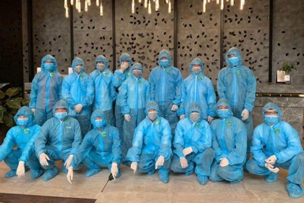 Ngủ ít, nhịn vệ sinh suốt 6 tiếng, mặt đầy vết hằn, gặp người thân qua hàng rào cách ly: Những bức ảnh chân thực nhất về y bác sĩ Việt Nam nơi tuyến đầu chống dịch Covid-19-15