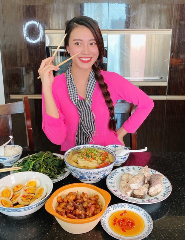 Không nhà hàng đắt đỏ, sao Vbiz tiết kiệm với mâm cơm nhà mùa dịch: Tóc Tiên nịnh chồng món ngon, Băng Di nấu bữa chỉ 50K-17