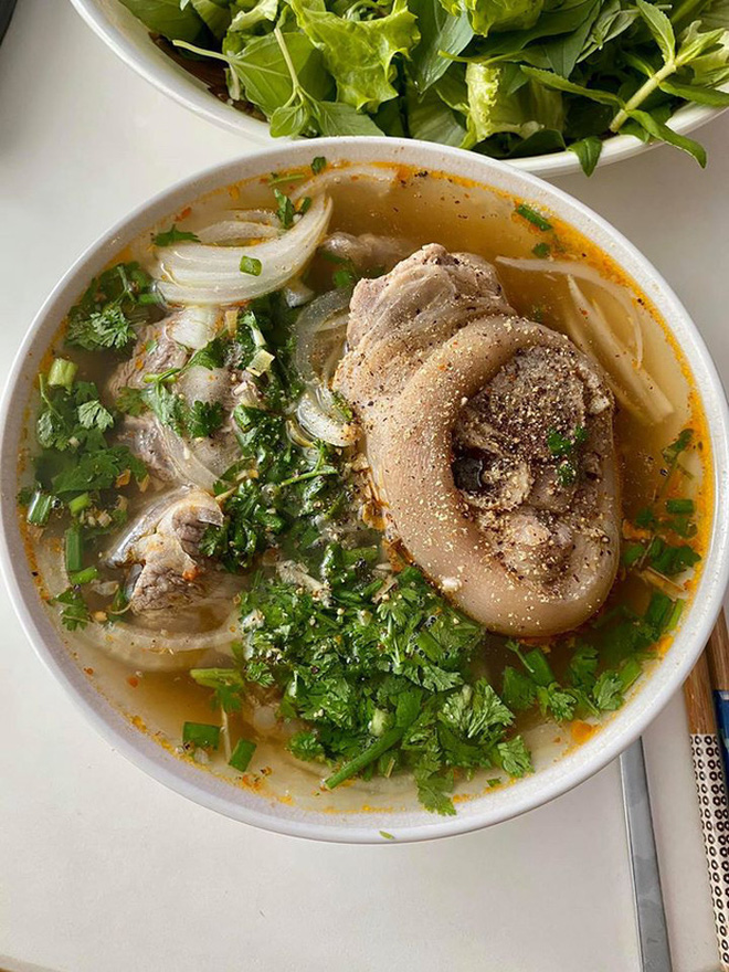 Không nhà hàng đắt đỏ, sao Vbiz tiết kiệm với mâm cơm nhà mùa dịch: Tóc Tiên nịnh chồng món ngon, Băng Di nấu bữa chỉ 50K-22