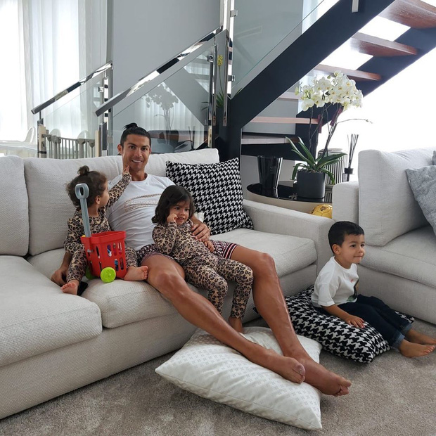 Ronaldo: Chỉ cần khoe sương sương body đẹp như tượng tạc thôi mà đã thu về tới hơn 8 triệu lượt thả tim-2