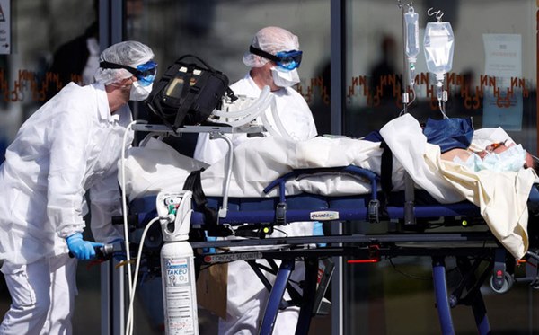 Tâm sự nhói lòng của bác sĩ Pháp: Muốn khóc cũng không được và tiếng gào Làm ơn thất thanh của bệnh nhân Covid-19-1