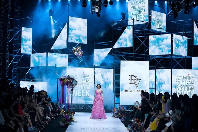 Đấu giá chiếc váy Mai Phương từng catwalk lúc mang bệnh để gây quỹ cho bé Lavie-1