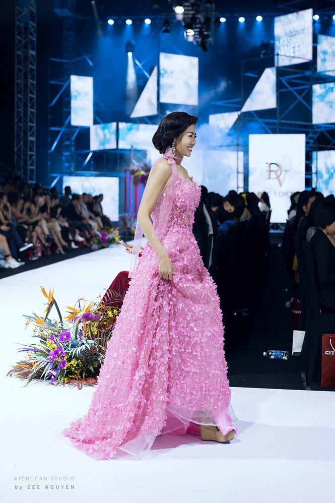 Đấu giá chiếc váy Mai Phương từng catwalk lúc mang bệnh để gây quỹ cho bé Lavie-3