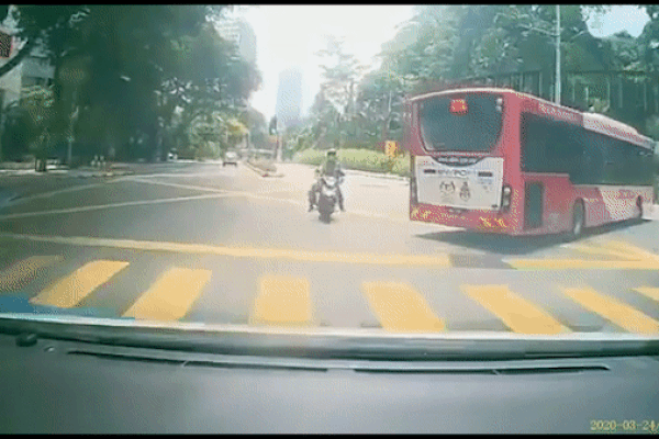 Khuất tầm nhìn, shipper giao đồ ăn tông thẳng vào ôtô