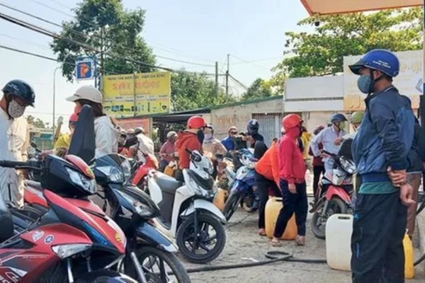Hà Nội: Không bán xăng dầu cho người mua bằng can để tích trữ-1