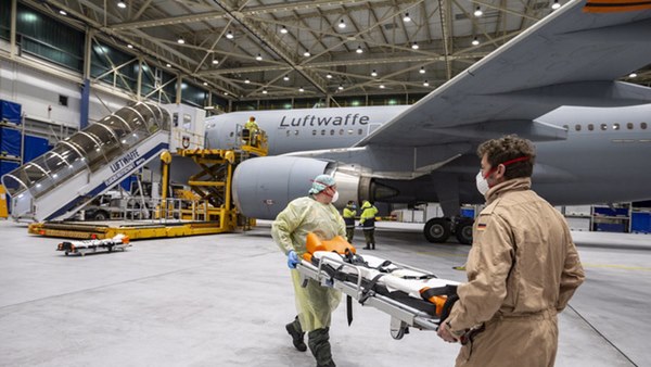 Mục sở thị bên trong bệnh viện bay chuyên chở bệnh nhân nhiễm Covid-19 hiện đại bậc nhất thế giới, trang thiết bị y khoa không khác gì bệnh viện trên mặt đất-2