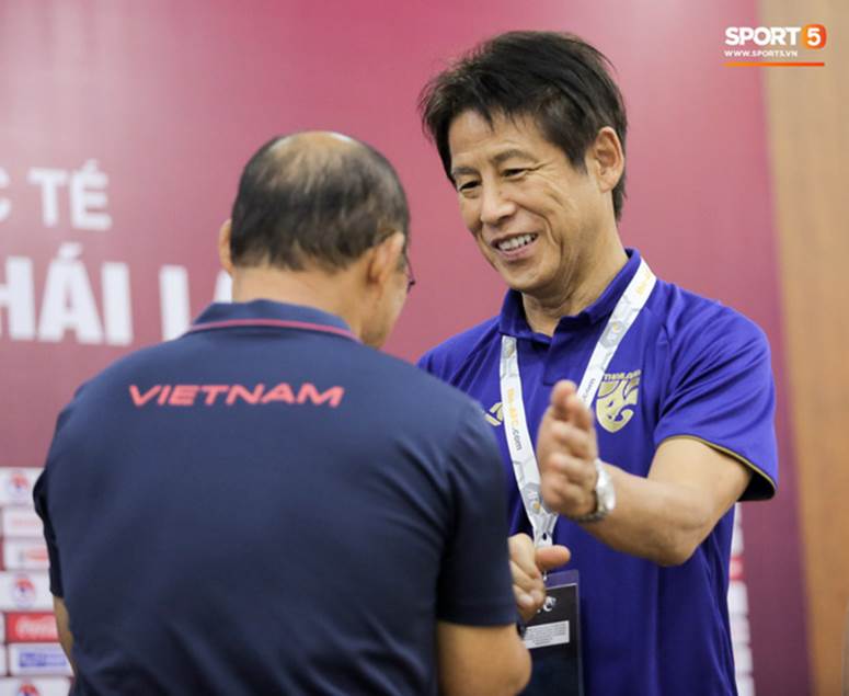Thầy Park bị nhắc khéo sau khi kỳ phùng địch thủ ở tuyển Thái Lan đồng ý giảm nửa lương vì Covid-19-2