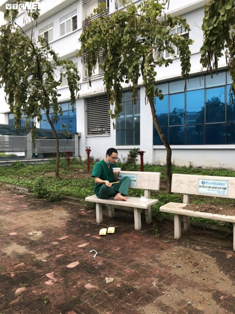Ngủ ít, nhịn vệ sinh suốt 6 tiếng, mặt đầy vết hằn, gặp người thân qua hàng rào cách ly: Những bức ảnh chân thực nhất về y bác sĩ Việt Nam nơi tuyến đầu chống dịch Covid-19-12