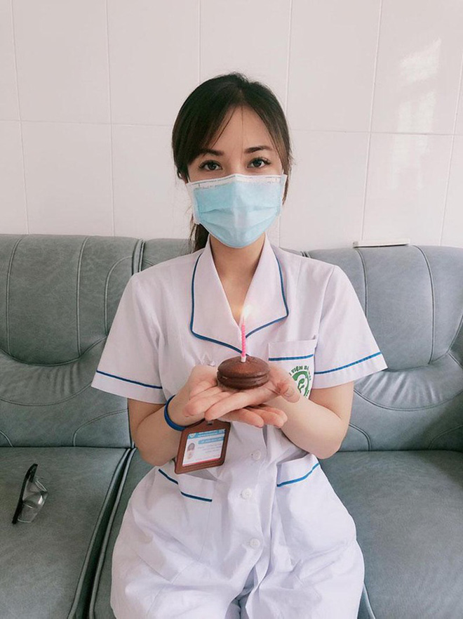 Ngủ ít, nhịn vệ sinh suốt 6 tiếng, mặt đầy vết hằn, gặp người thân qua hàng rào cách ly: Những bức ảnh chân thực nhất về y bác sĩ Việt Nam nơi tuyến đầu chống dịch Covid-19-5