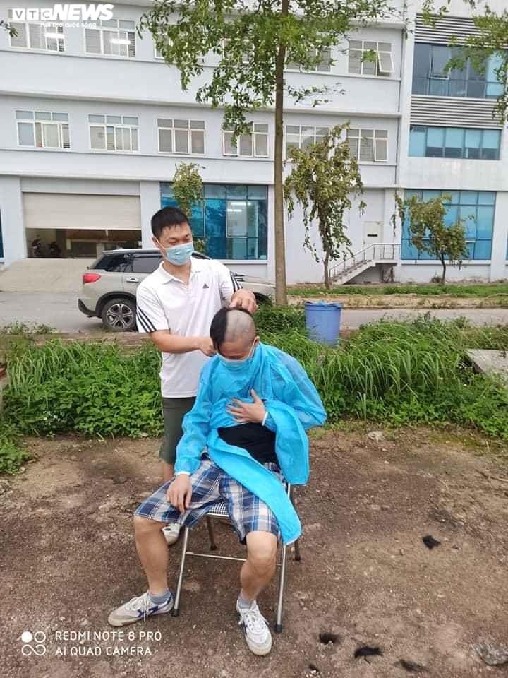 Ngủ ít, nhịn vệ sinh suốt 6 tiếng, mặt đầy vết hằn, gặp người thân qua hàng rào cách ly: Những bức ảnh chân thực nhất về y bác sĩ Việt Nam nơi tuyến đầu chống dịch Covid-19-9