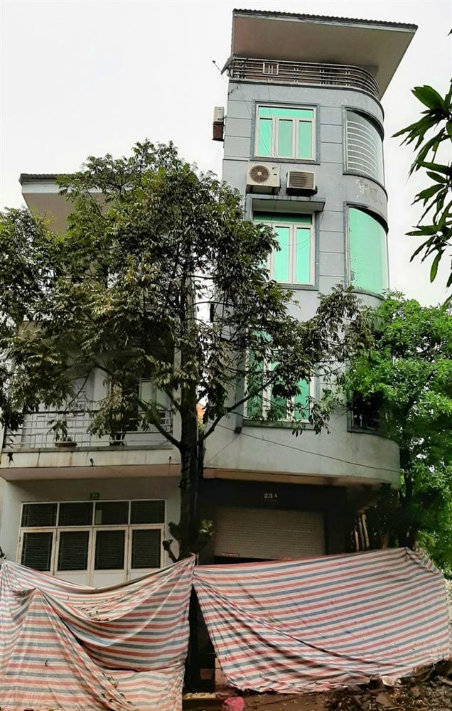 Nhà 4 tầng bị nghiêng khi đang sửa, hàng xóm sơ tán trong đêm-1