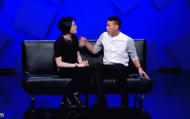 Cựu thủ môn tuyển Việt Nam gây tranh cãi khi cố hôn diễn viên Quang Trung trong show truyền hình-1