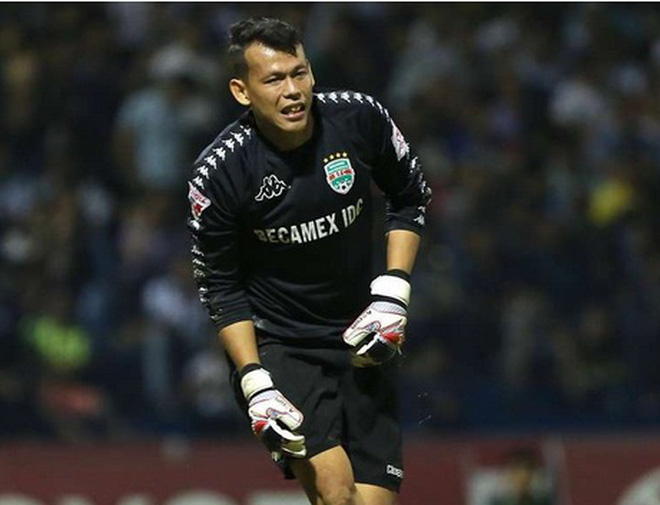 Cựu thủ môn tuyển Việt Nam gây tranh cãi khi cố hôn diễn viên Quang Trung trong show truyền hình-2