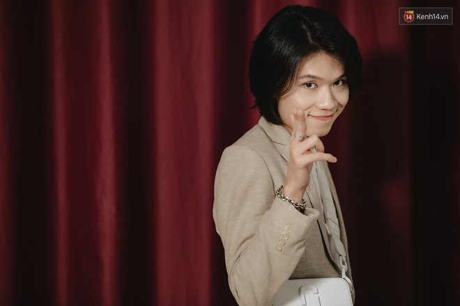 Cựu thủ môn tuyển Việt Nam gây tranh cãi khi cố hôn diễn viên Quang Trung trong show truyền hình-3