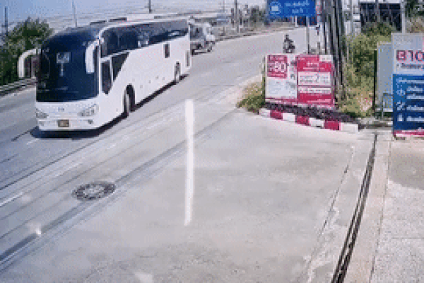 CLIP: Bé gái chui vào gầm xe tải đang chạy và diễn biến sau đó khiến tất cả xanh mặt-1