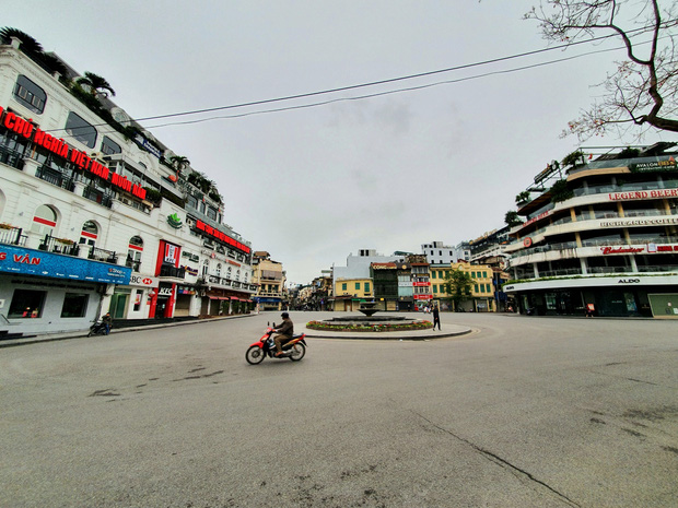 Tâm sự của những shipper ngày đêm ngoài đường giữa mùa dịch Covid-19: Dịch bệnh ai cũng sợ nhưng phải cố gắng vì miếng cơm manh áo-1