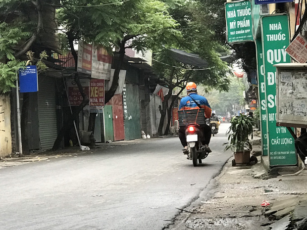 Tâm sự của những shipper ngày đêm ngoài đường giữa mùa dịch Covid-19: Dịch bệnh ai cũng sợ nhưng phải cố gắng vì miếng cơm manh áo-4