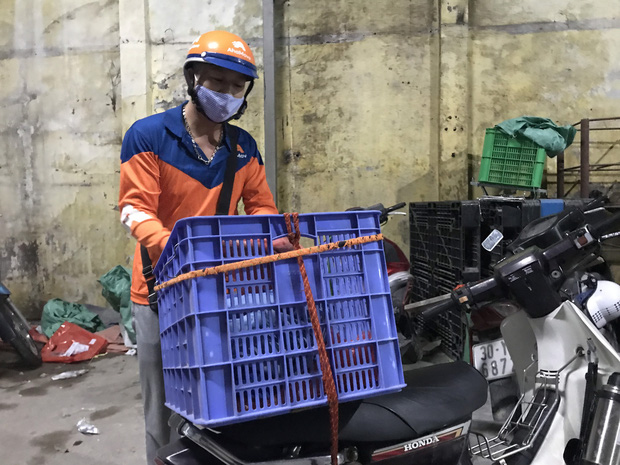 Tâm sự của những shipper ngày đêm ngoài đường giữa mùa dịch Covid-19: Dịch bệnh ai cũng sợ nhưng phải cố gắng vì miếng cơm manh áo-5