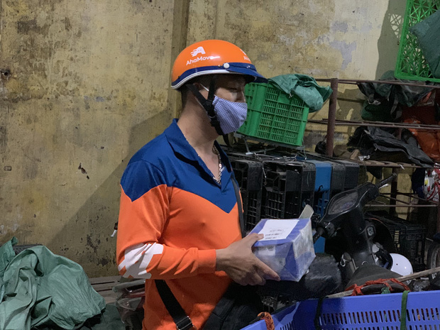 Tâm sự của những shipper ngày đêm ngoài đường giữa mùa dịch Covid-19: Dịch bệnh ai cũng sợ nhưng phải cố gắng vì miếng cơm manh áo-6