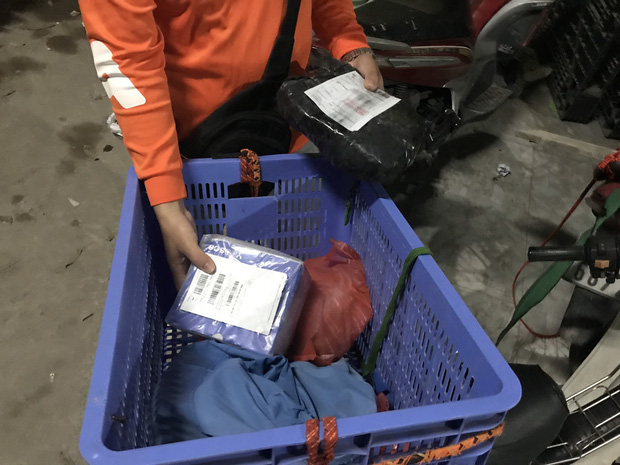 Tâm sự của những shipper ngày đêm ngoài đường giữa mùa dịch Covid-19: Dịch bệnh ai cũng sợ nhưng phải cố gắng vì miếng cơm manh áo-7