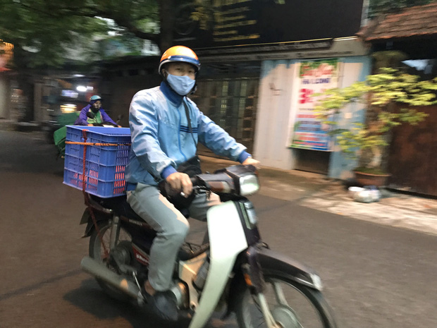 Tâm sự của những shipper ngày đêm ngoài đường giữa mùa dịch Covid-19: Dịch bệnh ai cũng sợ nhưng phải cố gắng vì miếng cơm manh áo-9