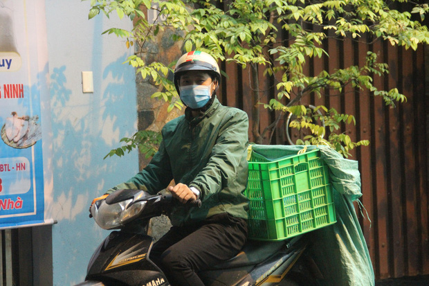 Tâm sự của những shipper ngày đêm ngoài đường giữa mùa dịch Covid-19: Dịch bệnh ai cũng sợ nhưng phải cố gắng vì miếng cơm manh áo-10