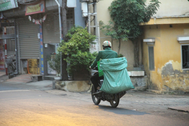 Tâm sự của những shipper ngày đêm ngoài đường giữa mùa dịch Covid-19: Dịch bệnh ai cũng sợ nhưng phải cố gắng vì miếng cơm manh áo-12