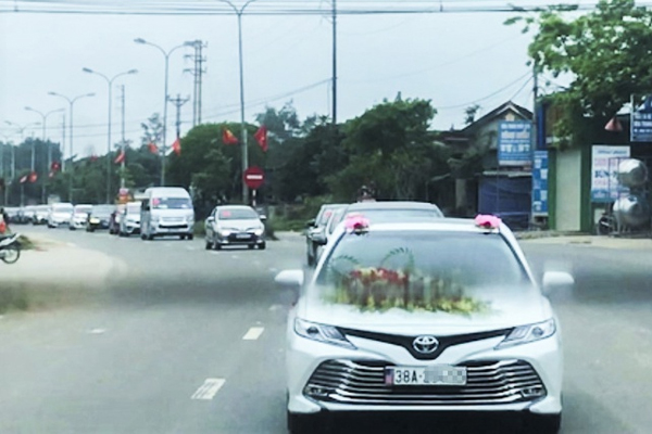 Người phụ nữ vừa đánh đập, nguyền rủa mẹ già chết sớm đi ở An Giang lần đầu lên tiếng phân trần: Clip đang lan truyền là lần duy nhất tôi làm vậy với mẹ-4