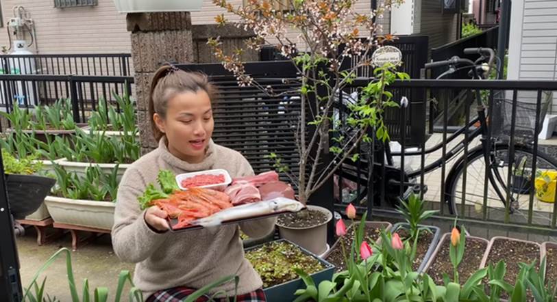 Vừa ra vlog mới vừa tiết lộ bé Sa bị sốt tận 39 độ còn co giật tới mức cắn vào tay mẹ, Quỳnh Trần JP khiến bao fan lo lắng vì thương Sa-5