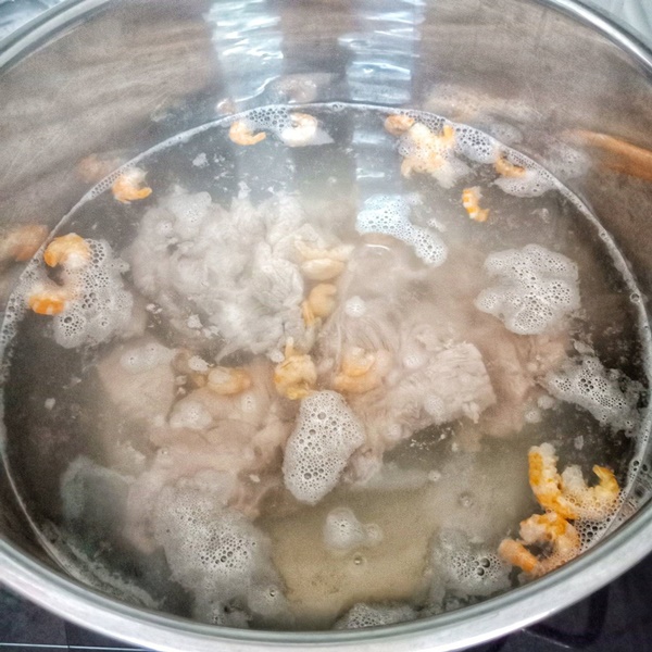 Mẹ đảm học cách&nbsp;tự làm bánh canh cua sườn heo đậm đà-6