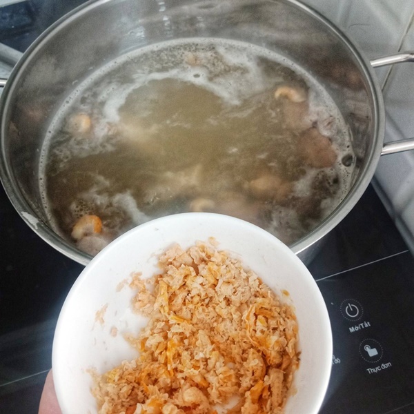 Mẹ đảm học cách&nbsp;tự làm bánh canh cua sườn heo đậm đà-7