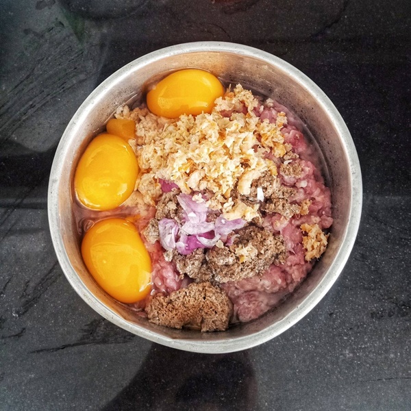 Mẹ đảm học cách&nbsp;tự làm bánh canh cua sườn heo đậm đà-9