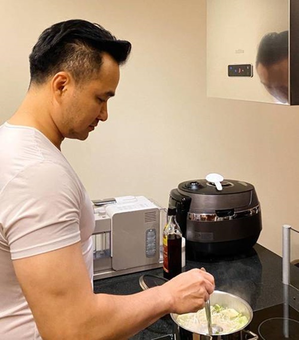 Vợ sắp cưới kém 16 tuổi khoe được Chi Bảo nấu cơm dẻo canh ngọt: Biết thế lấy từ lâu-4