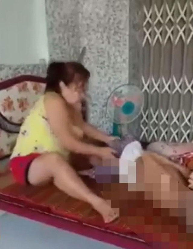 Người phụ nữ vừa đánh đập, nguyền rủa mẹ già chết sớm đi ở An Giang lần đầu lên tiếng phân trần: Clip đang lan truyền là lần duy nhất tôi làm vậy với mẹ-1