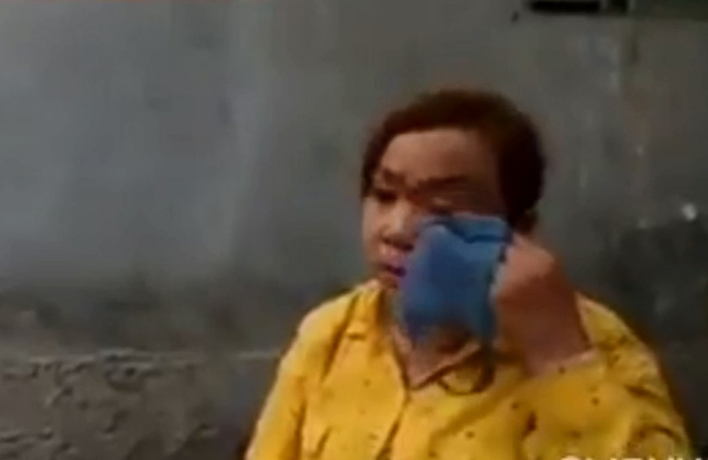 Người phụ nữ vừa đánh đập, nguyền rủa mẹ già chết sớm đi ở An Giang lần đầu lên tiếng phân trần: Clip đang lan truyền là lần duy nhất tôi làm vậy với mẹ-2