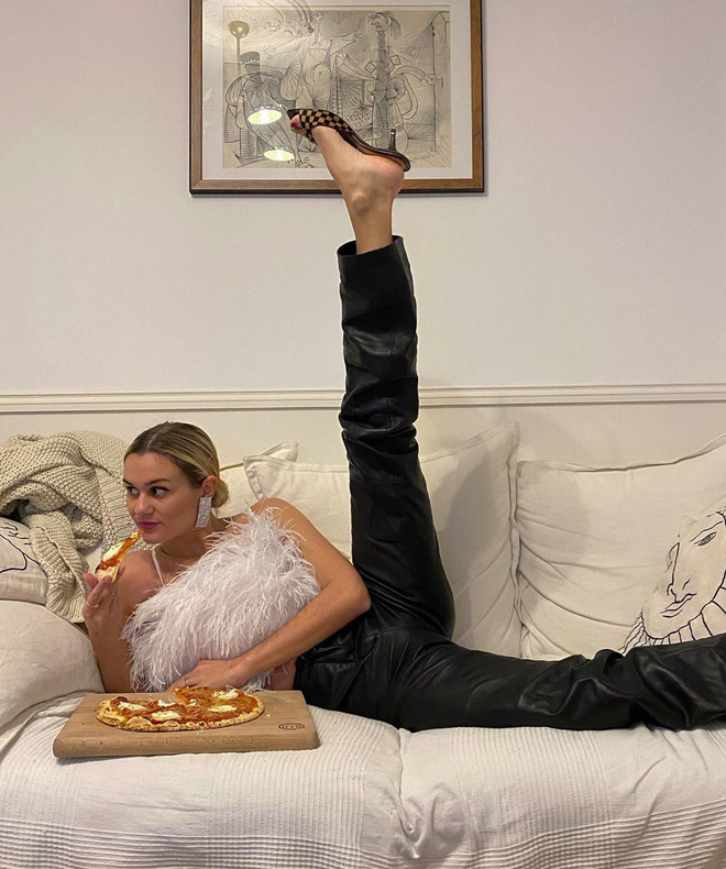 Hội sành điệu làm gì mùa Covid-19: Ở nhà vẫn chanh sả, mua đồ về mặc thử rồi cất đi... toàn trò phù phiếm nhưng vậy mới yêu đời-1