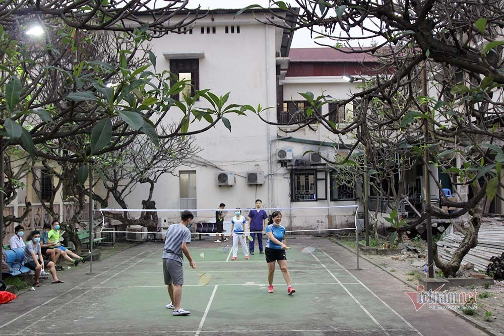 Góc chơi cực lạ của bác sỹ Bạch Mai mỗi buổi chiều trong khu cách ly-3