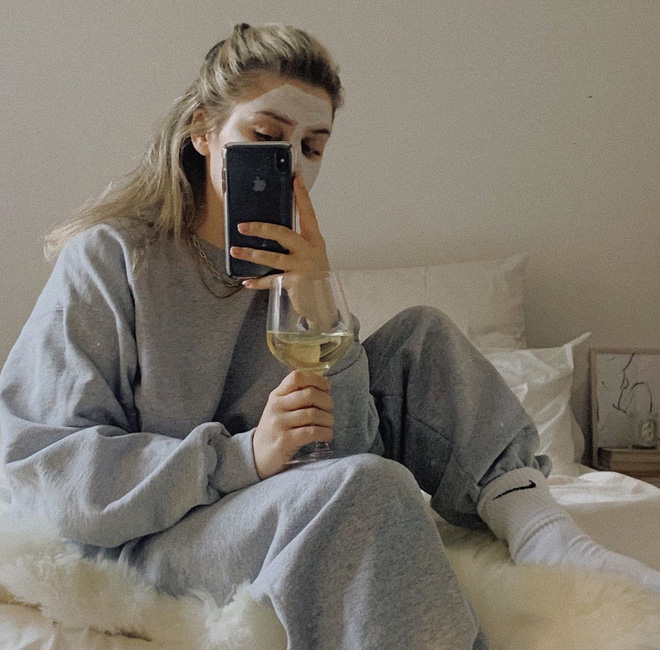 Hội sành điệu làm gì mùa Covid-19: Ở nhà vẫn chanh sả, mua đồ về mặc thử rồi cất đi... toàn trò phù phiếm nhưng vậy mới yêu đời-14