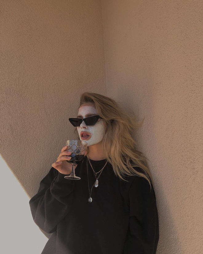 Hội sành điệu làm gì mùa Covid-19: Ở nhà vẫn chanh sả, mua đồ về mặc thử rồi cất đi... toàn trò phù phiếm nhưng vậy mới yêu đời-15