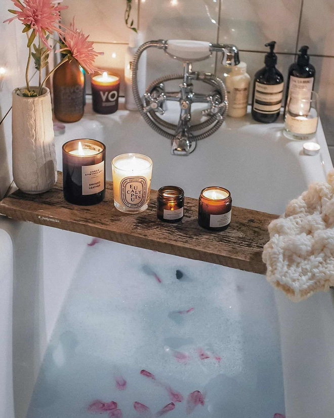 Hội sành điệu làm gì mùa Covid-19: Ở nhà vẫn chanh sả, mua đồ về mặc thử rồi cất đi... toàn trò phù phiếm nhưng vậy mới yêu đời-17