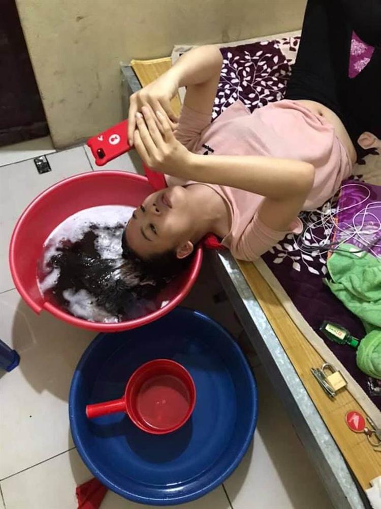 Anh chồng nằng nặc không cho bà xã ra tiệm cắt tóc, nhận luôn chân nhân viên gội đầu phục vụ tại gia để chị vợ yên tâm ở nhà chống dịch-1