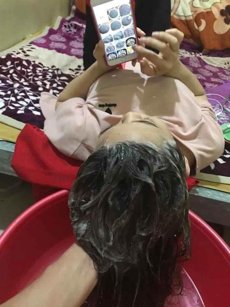 Anh chồng nằng nặc không cho bà xã ra tiệm cắt tóc, nhận luôn chân nhân viên gội đầu phục vụ tại gia để chị vợ yên tâm ở nhà chống dịch-2