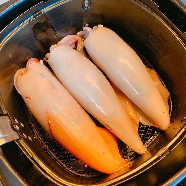 Tôi học được cách làm&nbsp;mực nhồi thịt lá lốt đậm đà đưa cơm chồng con mê tít-4