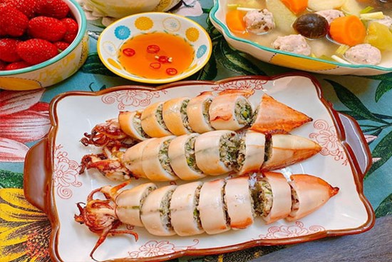 Tôi học được cách làm mực nhồi thịt lá lốt đậm đà đưa cơm chồng con mê tít