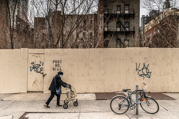 Những hình ảnh đầu tiên khi nước Mỹ bước vào hai tuần lễ đau đớn: 96% dân số ở nhà, hơn 236.000 người nhiễm Covid-19 và 5.700 người tử vong-14