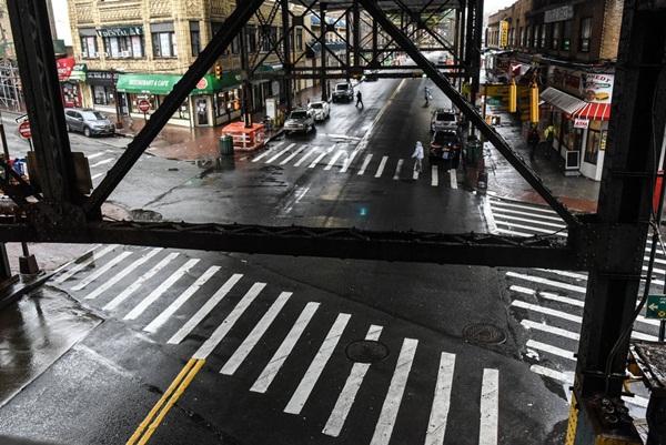 Những hình ảnh đầu tiên khi nước Mỹ bước vào hai tuần lễ đau đớn: 96% dân số ở nhà, hơn 236.000 người nhiễm Covid-19 và 5.700 người tử vong-19