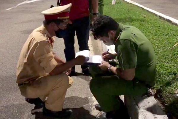 Rơi nước mắt dòng nhật kí đồng đội gửi 2 chiến sĩ công an hy sinh khi truy đuổi nhóm đua xe, cướp giật tài sản: Các anh mệt rồi... chúng em đưa các anh về thôi!-2