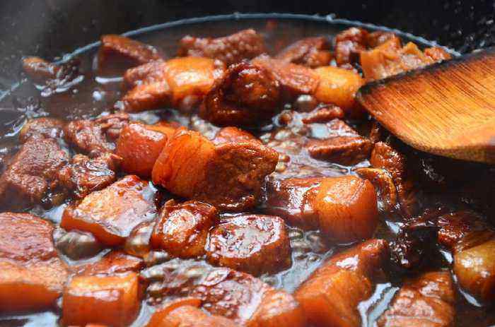 Kho thịt đừng cho nước và muối từ đầu, làm trước những điều này thịt sẽ mềm, ngon không béo-2